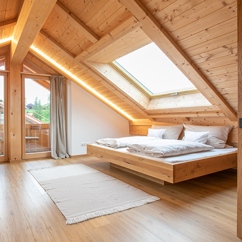 schlafzimmer mit großem Dachfenster im dachgeschoss
